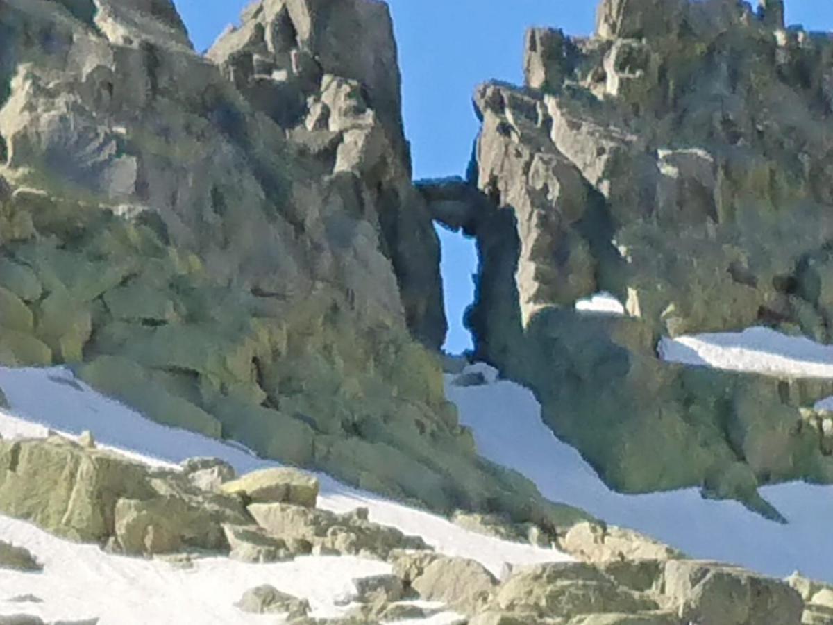 Cara Norte De Gredos Hoyos del Espino Exteriér fotografie